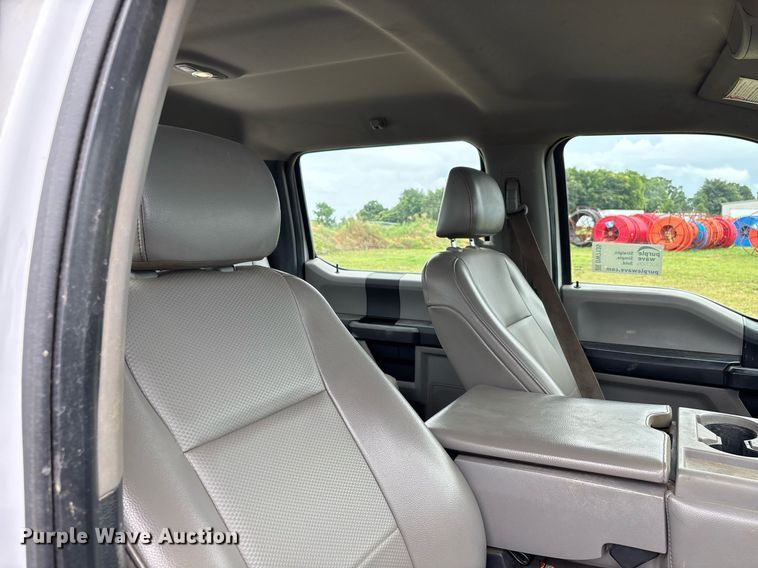 image for item DW7135 2017 Ford F350 Super Duty XL  Crew Cab utility bed pickup truck