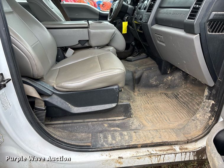 image for item DW7135 2017 Ford F350 Super Duty XL  Crew Cab utility bed pickup truck