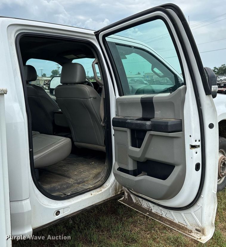 image for item DW7135 2017 Ford F350 Super Duty XL  Crew Cab utility bed pickup truck