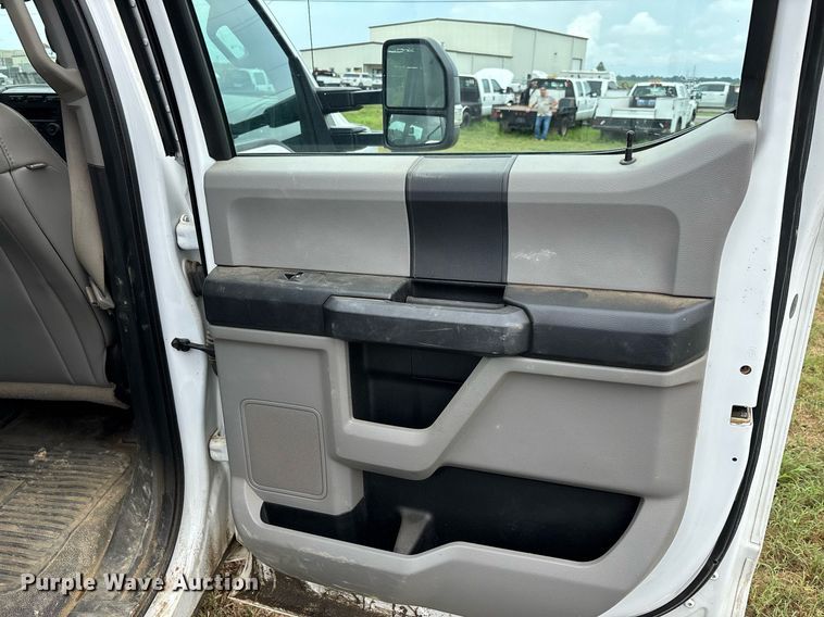 image for item DW7135 2017 Ford F350 Super Duty XL  Crew Cab utility bed pickup truck