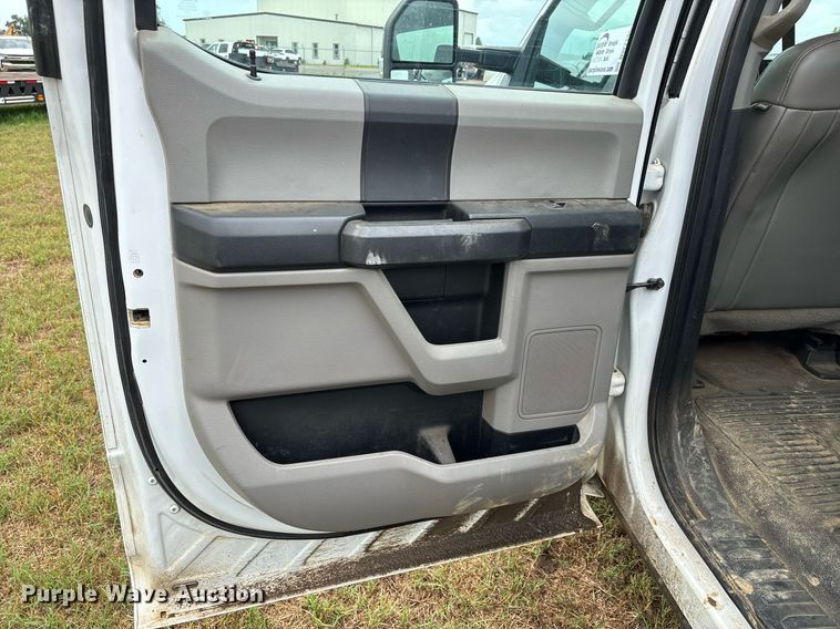 image for item DW7135 2017 Ford F350 Super Duty XL  Crew Cab utility bed pickup truck