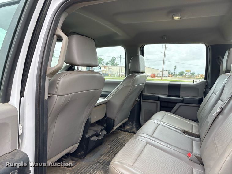 image for item DW7135 2017 Ford F350 Super Duty XL  Crew Cab utility bed pickup truck