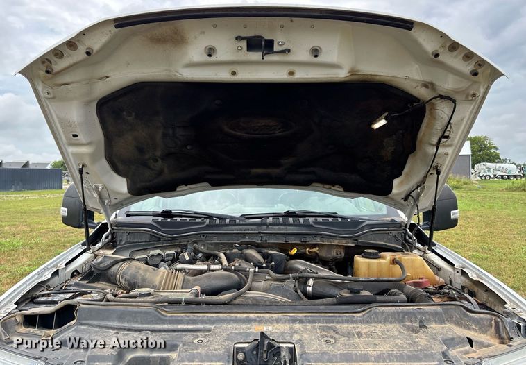 image for item DW7135 2017 Ford F350 Super Duty XL  Crew Cab utility bed pickup truck