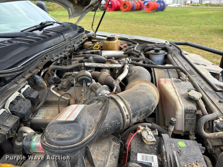 image for item DW7135 2017 Ford F350 Super Duty XL  Crew Cab utility bed pickup truck