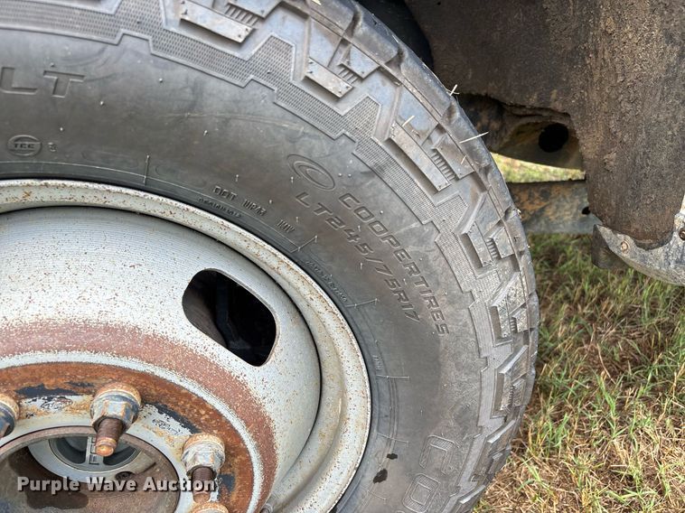 image for item DW7135 2017 Ford F350 Super Duty XL  Crew Cab utility bed pickup truck