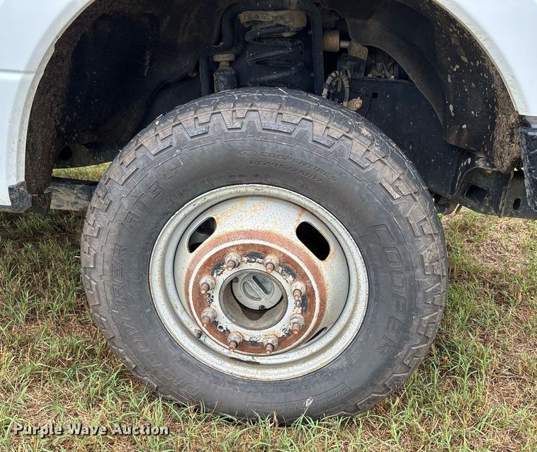 image for item DW7135 2017 Ford F350 Super Duty XL  Crew Cab utility bed pickup truck