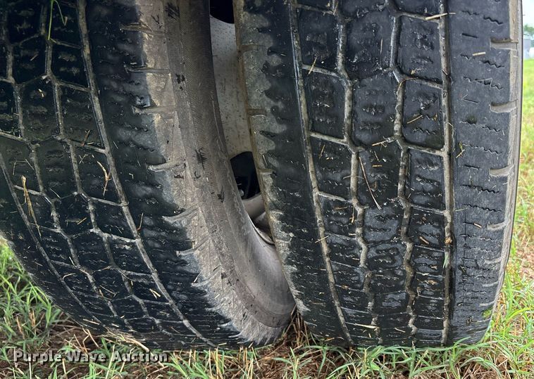 image for item DW7135 2017 Ford F350 Super Duty XL  Crew Cab utility bed pickup truck