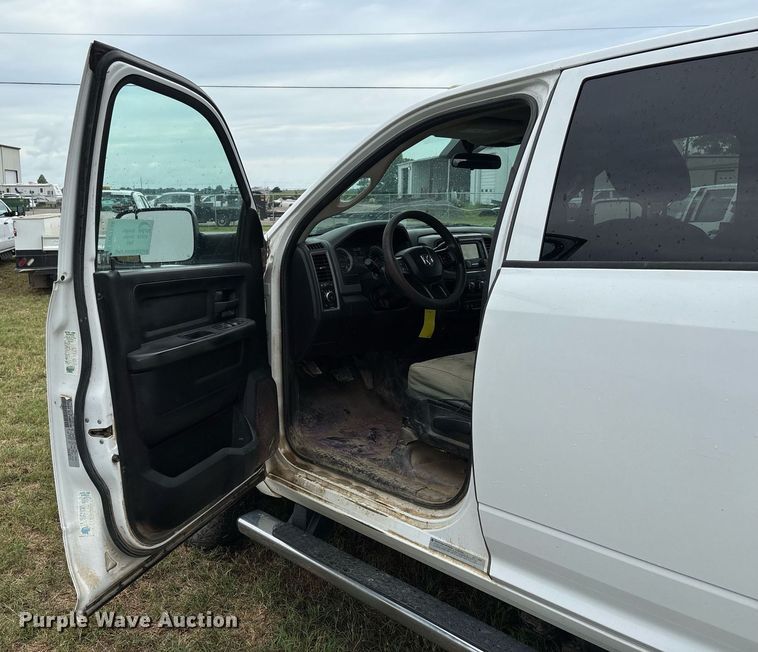 image for item DW7136 2018 Dodge Ram 3500 Crew Cab utility bed pickup truck