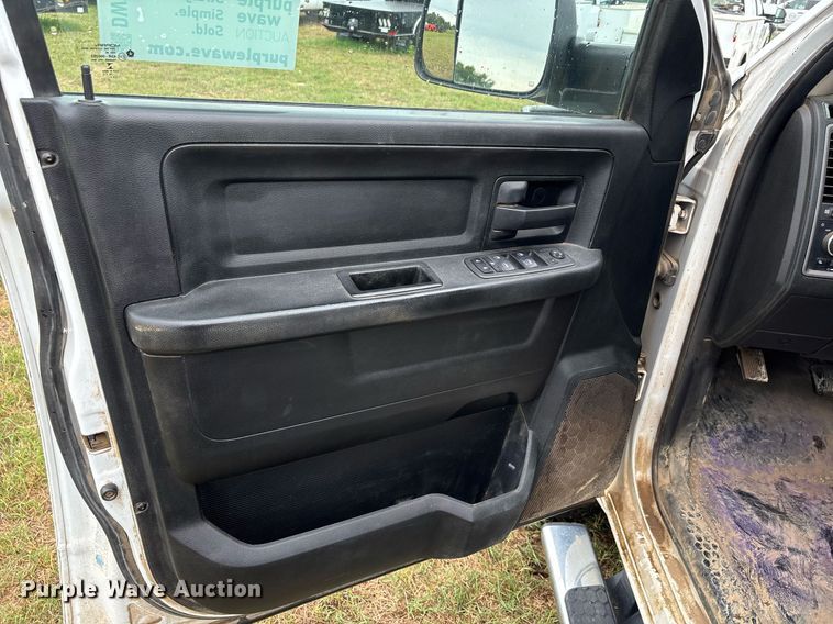 image for item DW7136 2018 Dodge Ram 3500 Crew Cab utility bed pickup truck