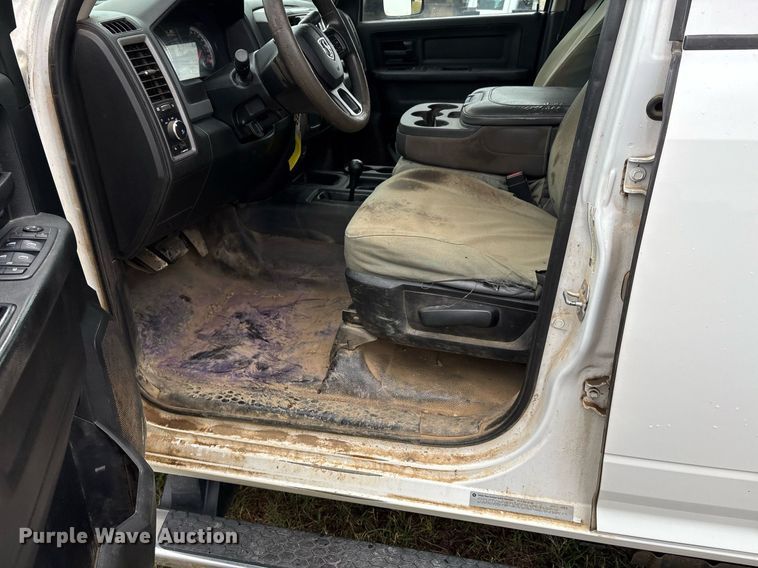 image for item DW7136 2018 Dodge Ram 3500 Crew Cab utility bed pickup truck