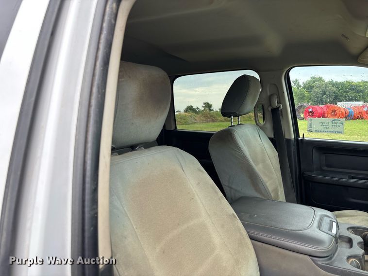 image for item DW7136 2018 Dodge Ram 3500 Crew Cab utility bed pickup truck