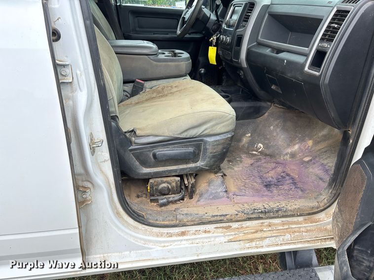 image for item DW7136 2018 Dodge Ram 3500 Crew Cab utility bed pickup truck