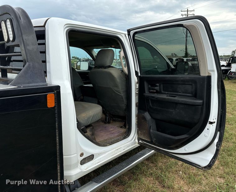 image for item DW7136 2018 Dodge Ram 3500 Crew Cab utility bed pickup truck