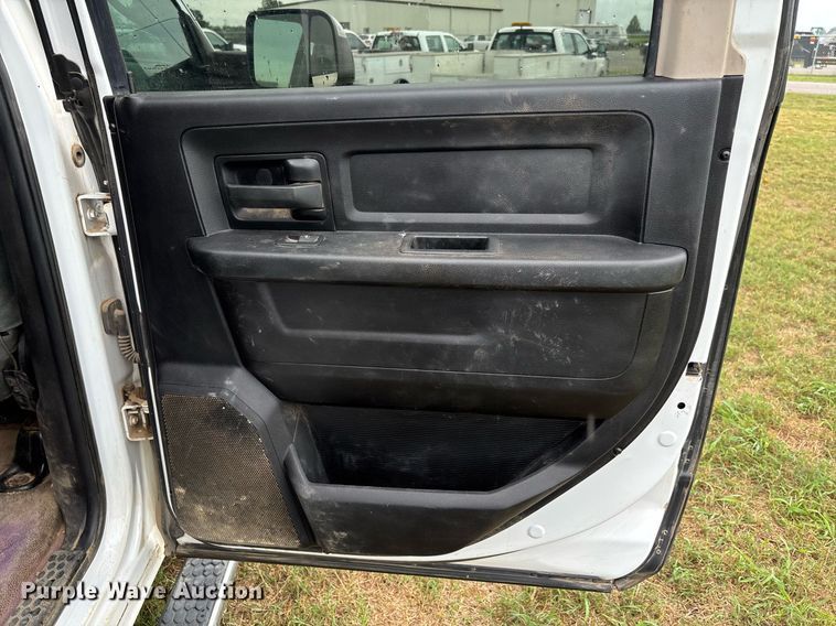 image for item DW7136 2018 Dodge Ram 3500 Crew Cab utility bed pickup truck