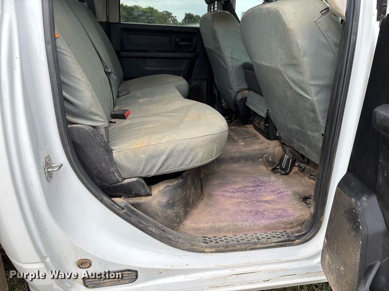 image for item DW7136 2018 Dodge Ram 3500 Crew Cab utility bed pickup truck