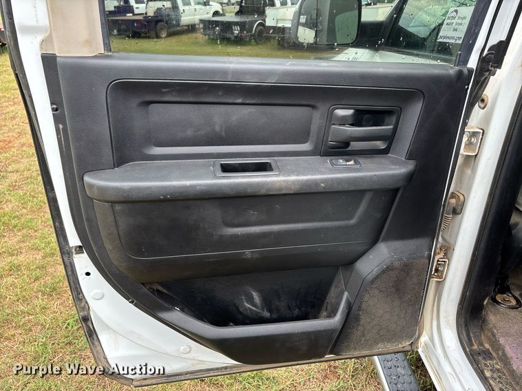 image for item DW7136 2018 Dodge Ram 3500 Crew Cab utility bed pickup truck