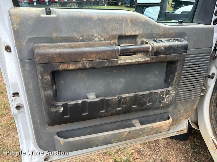 image for item DW7138 2012 Ford F550 Super Duty XL Crew Cab utility / service truck