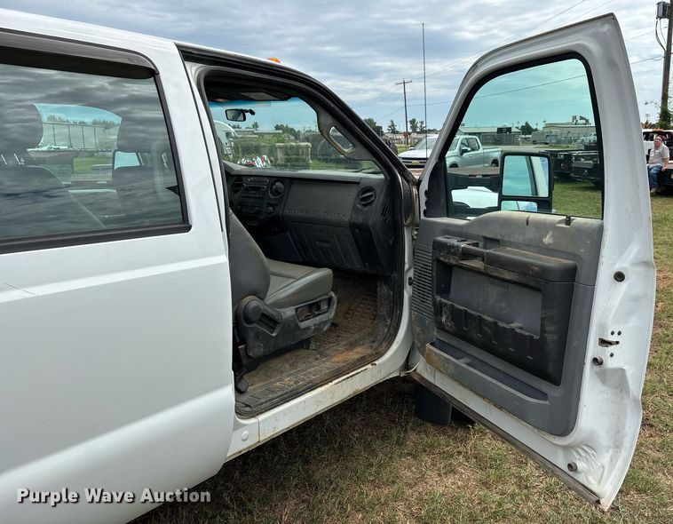 image for item DW7138 2012 Ford F550 Super Duty XL Crew Cab utility / service truck