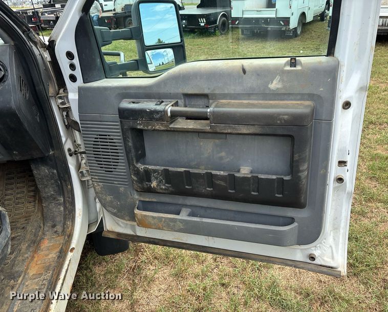 image for item DW7138 2012 Ford F550 Super Duty XL Crew Cab utility / service truck