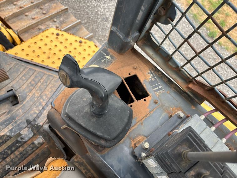 image for item DW7139 2008 John Deere 750J LT vibratory cable plow