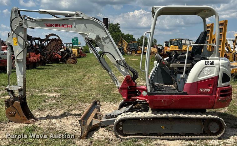 image for item DW7141 2018 Takeuchi TB240 mini excavator