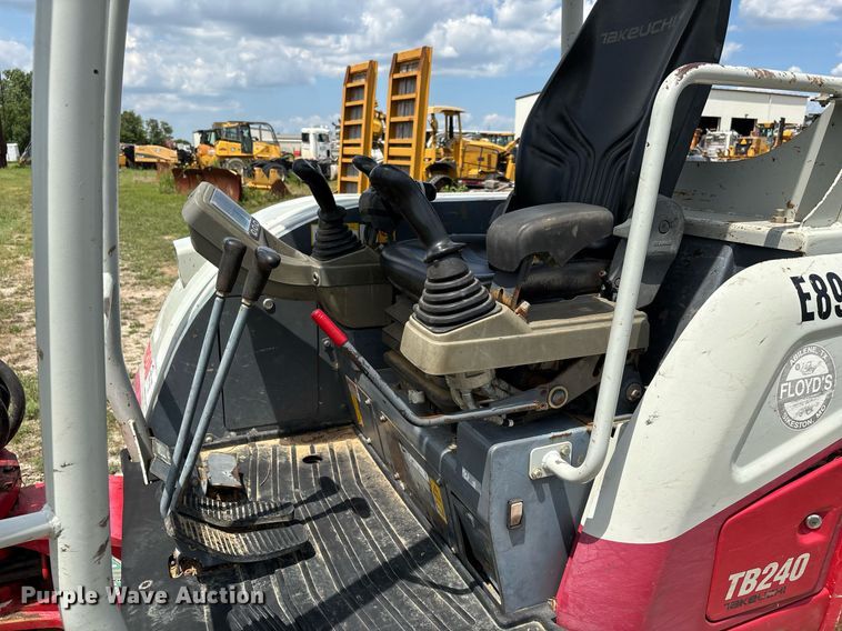 image for item DW7141 2018 Takeuchi TB240 mini excavator