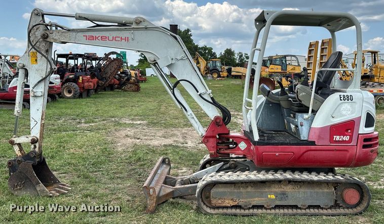 image for item DW7142 2018 Takeuchi TB240 mini excavator