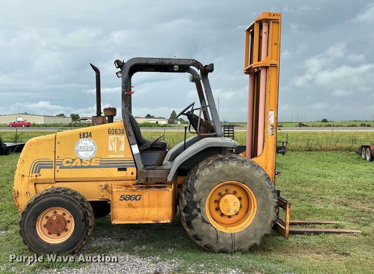 image for item DW7149 2000 Case 586G forklift