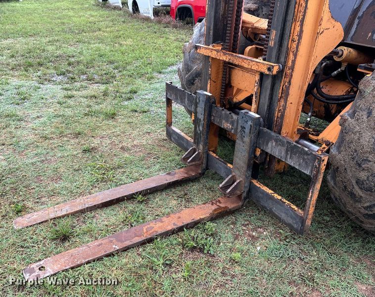 image for item DW7149 2000 Case 586G forklift