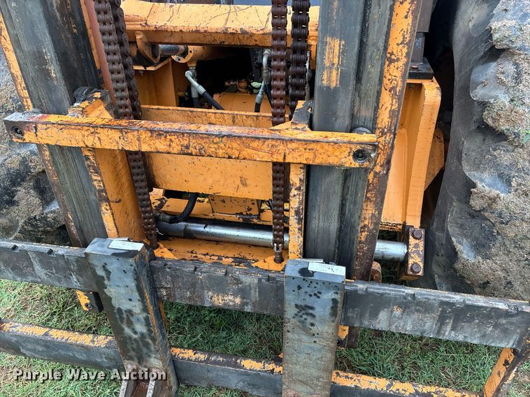 image for item DW7149 2000 Case 586G forklift