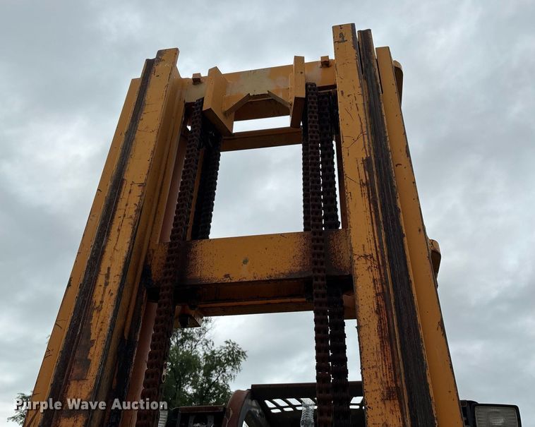 image for item DW7149 2000 Case 586G forklift