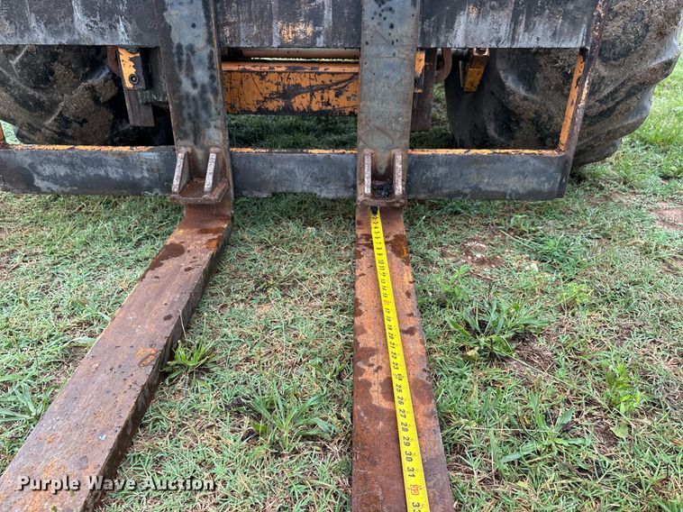 image for item DW7149 2000 Case 586G forklift