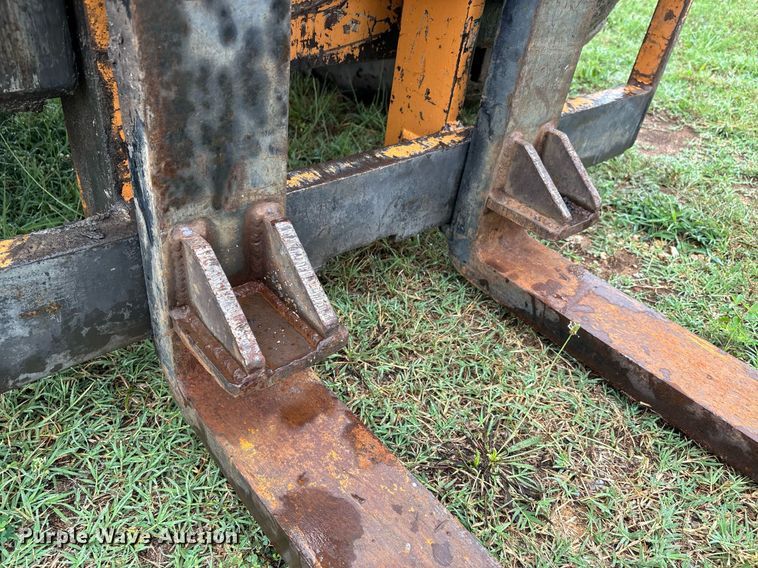 image for item DW7149 2000 Case 586G forklift