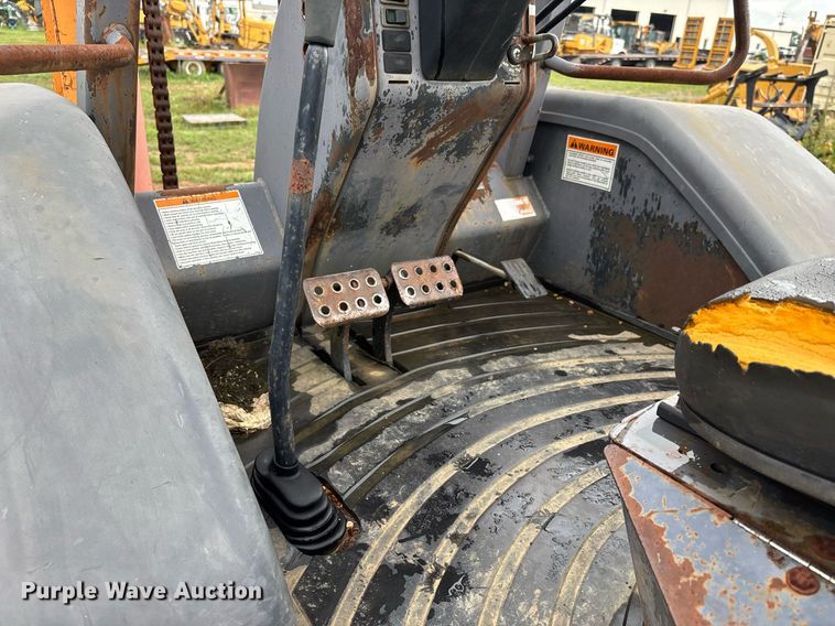 image for item DW7149 2000 Case 586G forklift