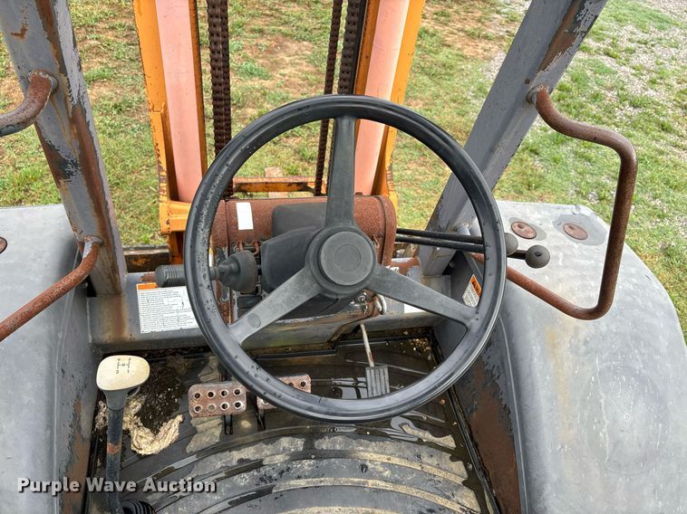 image for item DW7149 2000 Case 586G forklift