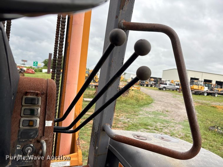 image for item DW7149 2000 Case 586G forklift