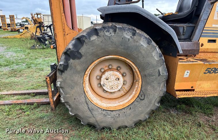 image for item DW7149 2000 Case 586G forklift