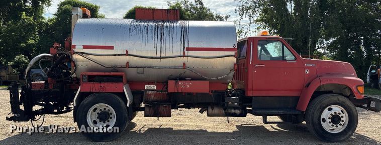 image for item DW7156 1997 Ford F800 oil distributor truck