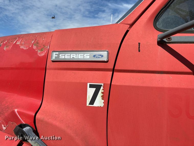 image for item DW7156 1997 Ford F800 oil distributor truck