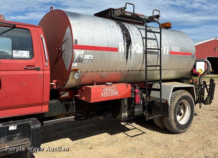 image for item DW7156 1997 Ford F800 oil distributor truck