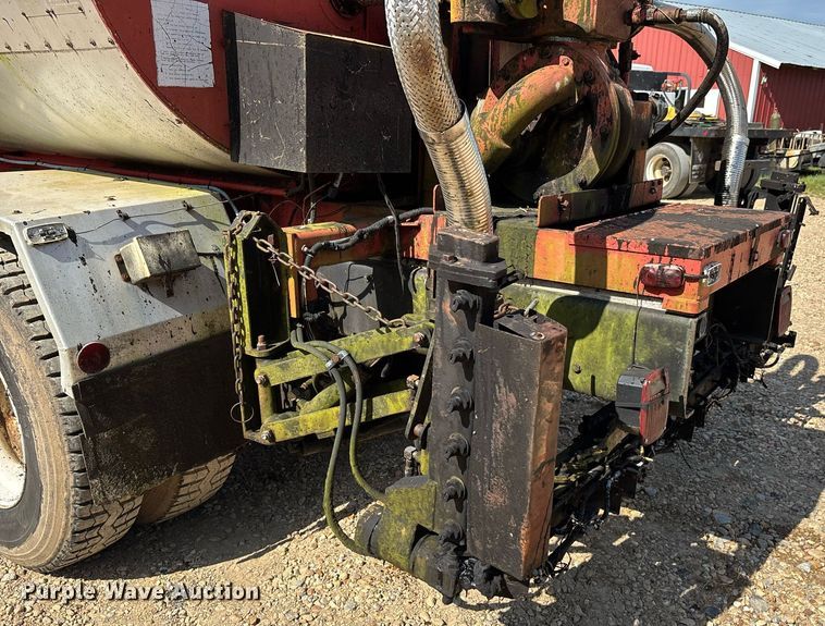 image for item DW7156 1997 Ford F800 oil distributor truck