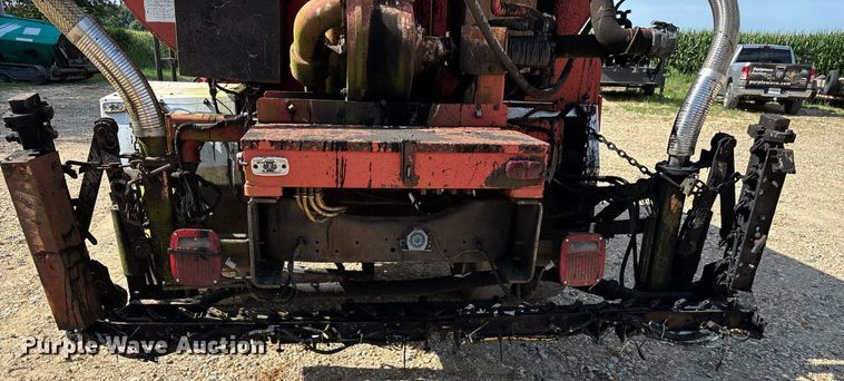 image for item DW7156 1997 Ford F800 oil distributor truck