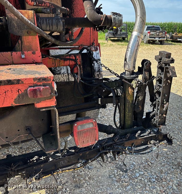 image for item DW7156 1997 Ford F800 oil distributor truck