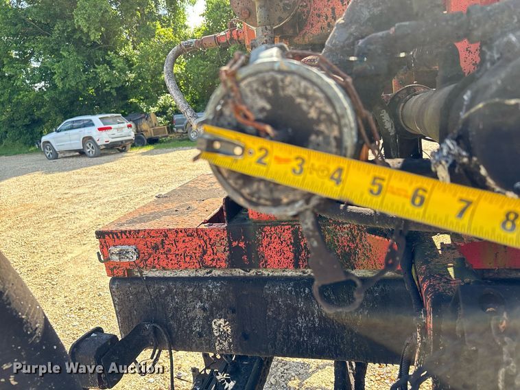 image for item DW7156 1997 Ford F800 oil distributor truck