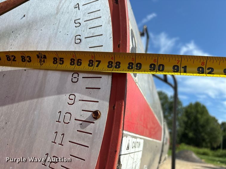 image for item DW7156 1997 Ford F800 oil distributor truck