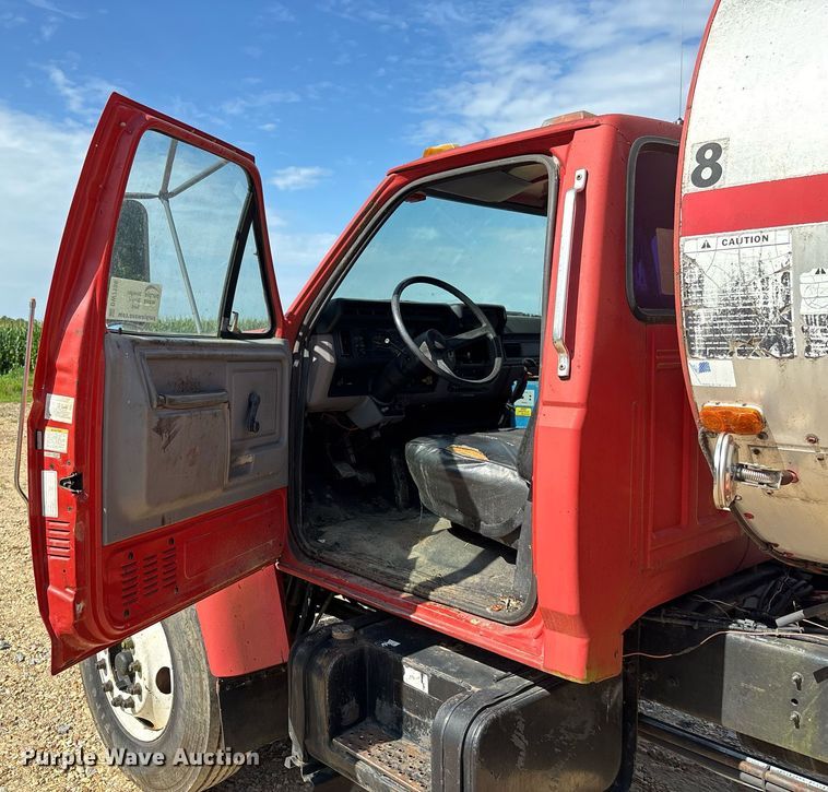 image for item DW7156 1997 Ford F800 oil distributor truck