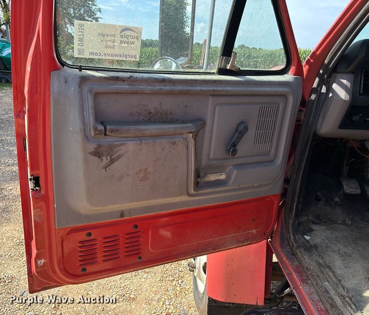 image for item DW7156 1997 Ford F800 oil distributor truck