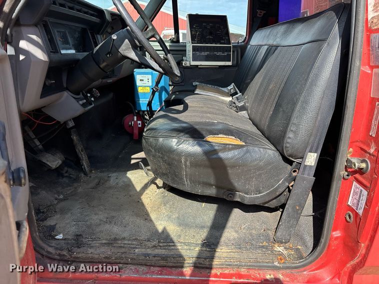 image for item DW7156 1997 Ford F800 oil distributor truck