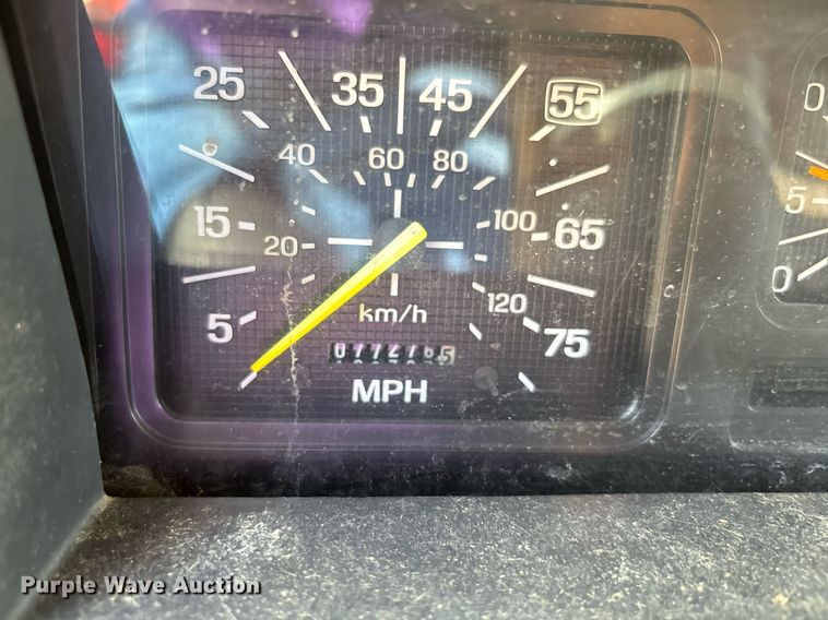 image for item DW7156 1997 Ford F800 oil distributor truck