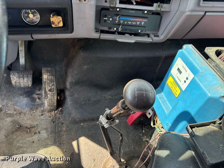 image for item DW7156 1997 Ford F800 oil distributor truck